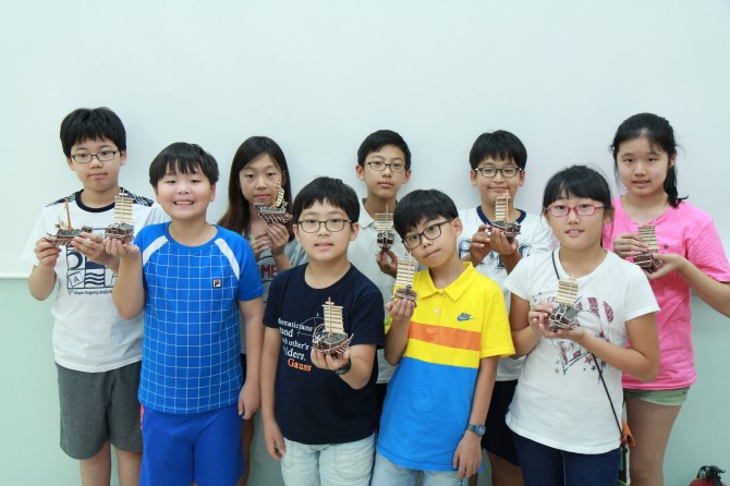 9월 13일 수학동아 클리닉에 참가한 학생들이 직접 만든 종이 모형의 거북선을 들고 있다. 제공